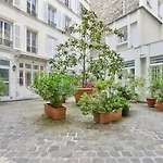 Chic Retreat, Central Marais