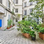 Chic Retreat, Central Marais