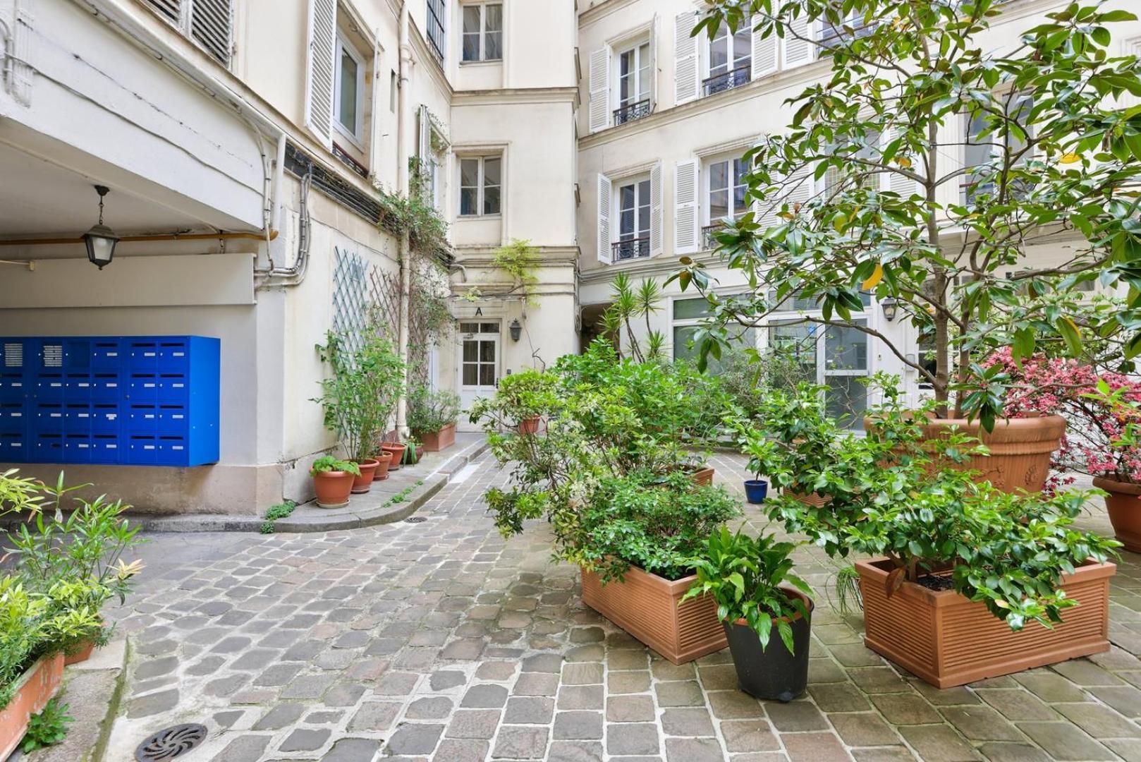Chic Retreat, Marais Apartment Paris